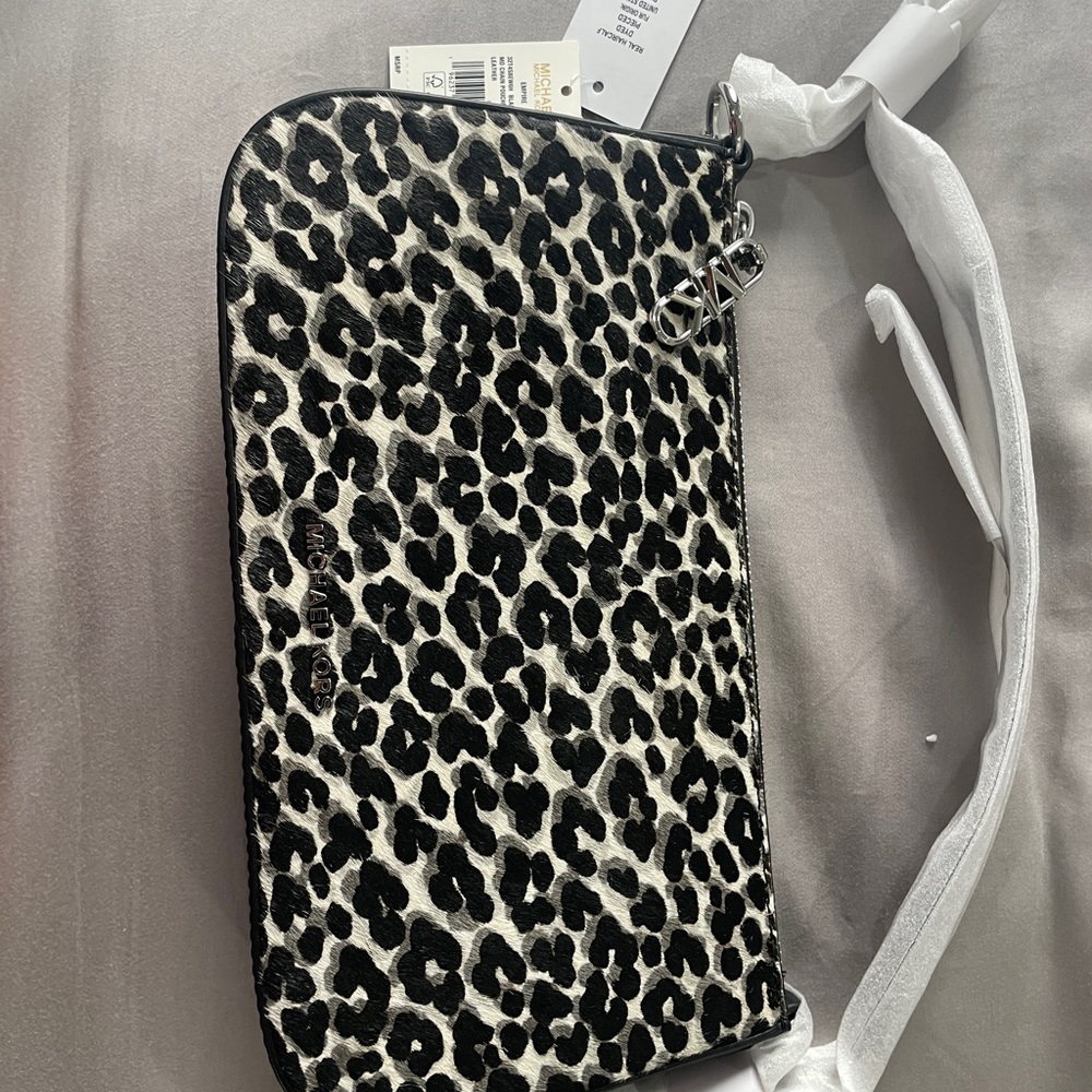 Michael Kors Empire pouchette/ clutch bag. Genuine Leather. Authentic. NWT